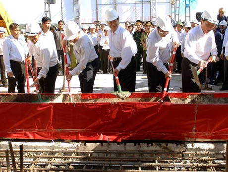 Cérémonie marquant la fin des travaux essentiels du pont de Cua Dai - ảnh 1